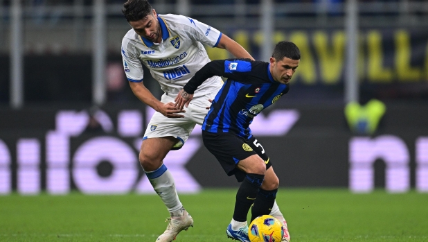 MILAN, ITALY - NOVEMBER 12: Stefano Sensi of FC Internazionale, in action, is challenged by Riccardo Marchizza of Frosinone Calcio during the Serie A TIM match between FC Internazionale and Frosinone Calcio at Stadio Giuseppe Meazza on November 12, 2023 in Milan, Italy. (Photo by Mattia Ozbot - Inter/Inter via Getty Images)