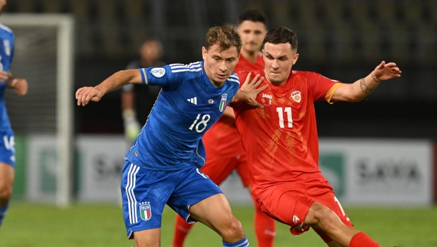 SKOPJE, MACEDONIA - SEPTEMBER 09:  Nicolo Barella of Italy competes for the ball with Jani Atanasov of North Macedonia during the UEFA EURO 2024 European qualifier match between North Macedonia and Italy at National Arena Todor Proeski on September 09, 2023 in Skopje, Macedonia. (Photo by Claudio Villa/Getty Images)
