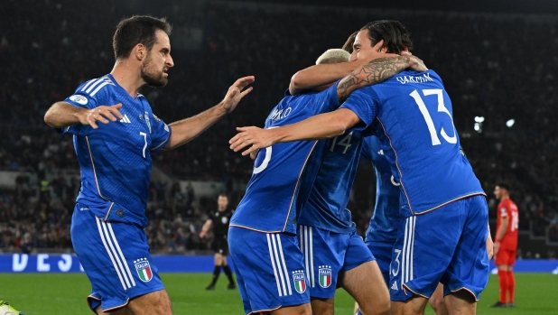 ROME, ITALY - NOVEMBER 17:  Matteo Darmian of Italy celebrates with team-mates after scoring the goal during the UEFA EURO 2024 European qualifier match between Italy and North Macedonia at Stadio Olimpico on November 17, 2023 in Rome, Italy. (Photo by Claudio Villa/Getty Images)