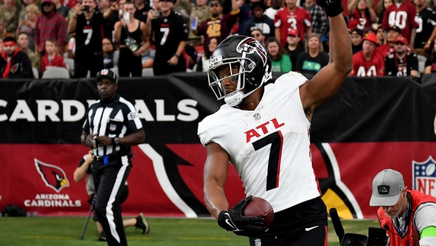 GLENDALE, ARIZONA - NOVEMBER 12: Bijan Robinson #7 of the Atlanta Falcons celebrates a touchdown against the Arizona Cardinals during the second quarter at State Farm Stadium on November 12, 2023 in Glendale, Arizona.   Norm Hall/Getty Images/AFP (Photo by Norm Hall / GETTY IMAGES NORTH AMERICA / Getty Images via AFP)
