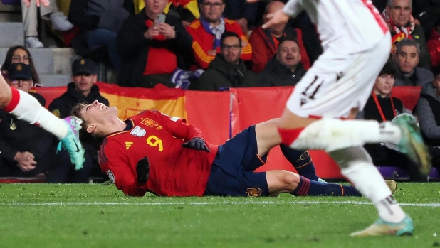 epa10985456 Spain's Gavi (C) lies injured on the pitch during the UEFA EURO 2024 Group A qualification match between Spain and Georgia in Valladolid, Spain, 19 November 2023.  EPA/R. GARCIA