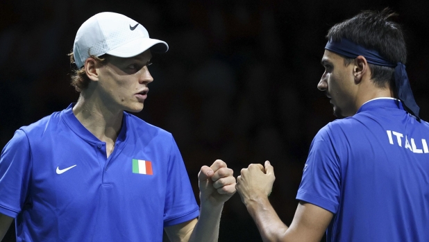 epa10991086 Lorenzo Sonego (R) and Jannik Sinner (L) of Italy react during their doubles match against Wesley Koolhof and Tallon Griekspoor of the Netherlands of the Davis Cup quarter final between Italy and the Netherlands at Martin Carpena pavilion in Malaga, Spain, 23 November 2023.  EPA/DANIEL PEREZ