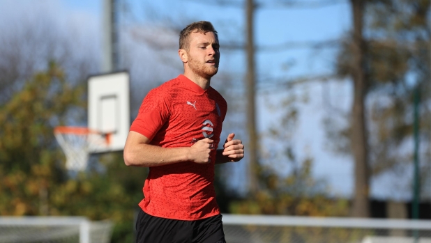 CAIRATE, ITALY - NOVEMBER 17: Tommaso Pobega of AC Milan looks on during an AC Milan training session at Milanello on November 17, 2023 in Cairate, Italy. (Photo by Giuseppe Cottini/AC Milan via Getty Images)