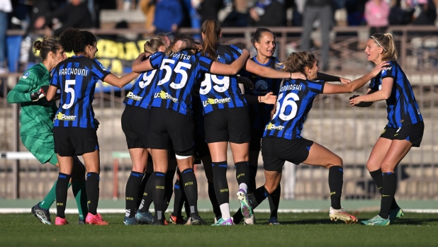 MILAN, ITALY - NOVEMBER 25: Michela Cambiaghi of FC Internazionale Women celebrates after scoring the first goal with teammates during the Women Serie A match between FC Internazionale Women and AC Milan Women at Arena Civica Gianni Brera on November 25, 2023 in Milan, Italy. (Photo by Mattia Pistoia - Inter/Inter via Getty Images)
