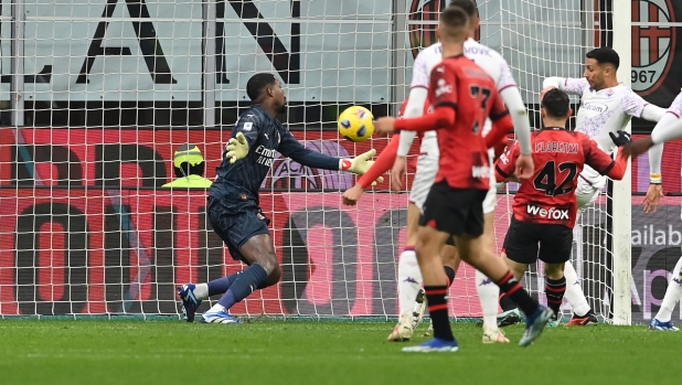 MILAN, ITALY - NOVEMBER 25:  Mike Maignan of AC Milan in action during the Serie A TIM match between AC Milan and ACF Fiorentina at Stadio Giuseppe Meazza on November 25, 2023 in Milan, Italy. (Photo by Claudio Villa/AC Milan via Getty Images)