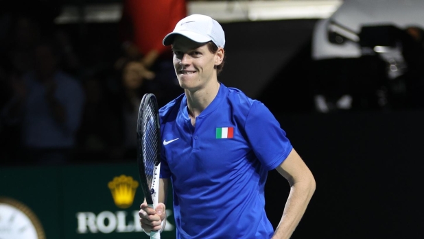 MALAGA, SPAIN - NOVEMBER 25: Jannik Sinner of Italy celebrates winning match point during the Semi-Final match against Novak Djokovic of Serbia in the Davis Cup Final at Palacio de Deportes Jose Maria Martin Carpena on November 25, 2023 in Malaga, Spain. (Photo by Clive Brunskill/Getty Images for ITF)