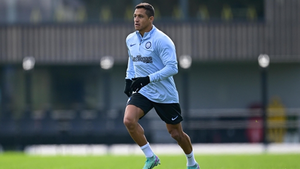 COMO, ITALY - NOVEMBER 10: Alexis Sanchez of FC Internazionale in action during the FC Internazionale training session at the club's training ground Suning Training Center at Appiano Gentile on November 10, 2023 in Como, Italy. (Photo by Mattia Ozbot - Inter/Inter via Getty Images)