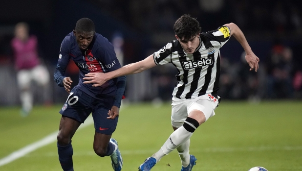 Newcastle's Tino Livramento fends off PSG's Ousmane Dembele, right, during the Champions League group F soccer match between Paris Saint-Germain and Newcastle United FC at the Parc des Princes in Paris, Tuesday, Nov. 28, 2023. (AP Photo/Christophe Ena)