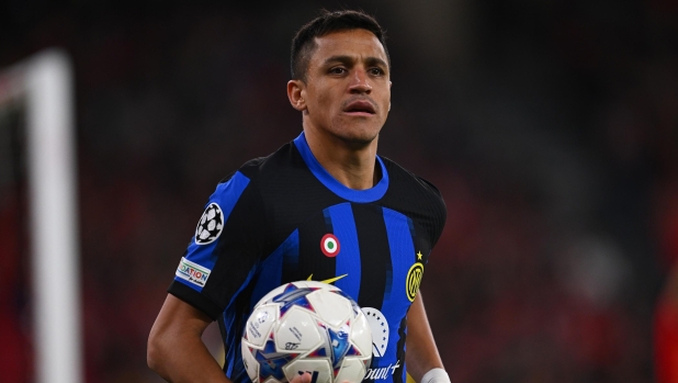 LISBON, PORTUGAL - NOVEMBER 29:  Alexis Sanchez of FC Internazionale in action during the UEFA Champions League match between SL Benfica and FC Internazionale at Estadio do Sport Lisboa e Benfica on November 29, 2023 in Lisbon, Portugal. (Photo by Mattia Ozbot - Inter/Inter via Getty Images)