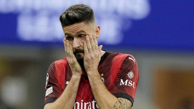 AC Milan's Olivier Giroud gestures during the Champions League group F soccer match between AC Milan and Borussia Dortmund at the San Siro stadium in Milan, Italy, Tuesday, Nov. 28, 2023. (AP Photo/Antonio Calanni)