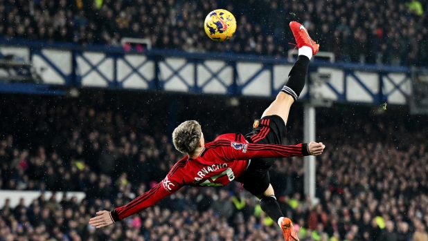 LIVERPOOL, ENGLAND - NOVEMBER 26: Alejandro Garnacho of Manchester United scores the team's first goal the Premier League match between Everton FC and Manchester United at Goodison Park on November 26, 2023 in Liverpool, England. (Photo by Shaun Botterill/Getty Images)