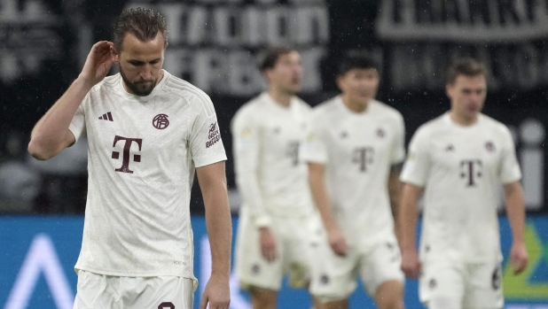 epa11019369 Munich's Harry Kane (L) walks after conceding the 4-1 goal during the German Bundesliga soccer match between Eintracht Frankfurt and FC Bayern Munich in Frankfurt, Germany, 09 December 2023.  EPA/RONALD WITTEK CONDITIONS - ATTENTION: The DFL regulations prohibit any use of photographs as image sequences and/or quasi-video.