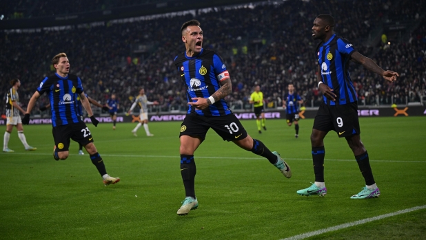 TURIN, ITALY - NOVEMBER 26:  Lautaro Martinez of FC Internazionale celebrates after scoring the goal during the Serie A TIM match between Juventus and FC Internazionale at  on November 26, 2023 in Turin, Italy. (Photo by Mattia Ozbot - Inter/Inter via Getty Images)
