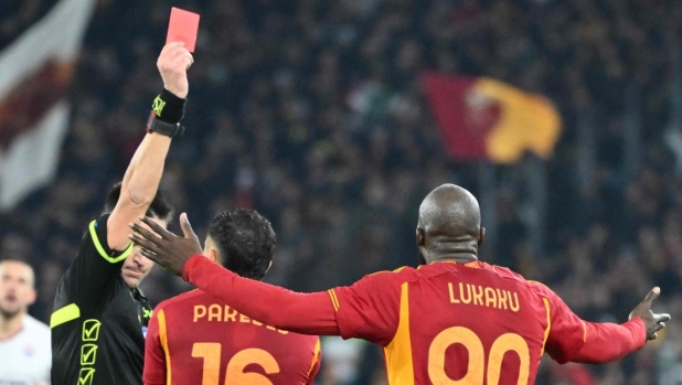 Roma's Belgian midfielder #90 Romelu Lukaku receives a red card from Italian referee Antonio Rapuano during the Italian Serie A football match between AS Roma and Fiorentina on December 10, 2023 at the Olympic stadium in Rome. (Photo by Alberto PIZZOLI / AFP)