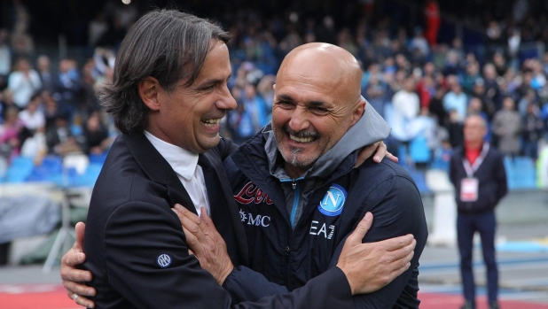 Inter Milan's Italian head coach Simone Inzaghi (L) and Napoli's Italian coach Luciano Spalletti embrace prior to the Italian Serie A football match between Napoli and Inter on May 21, 2023 at the Diego-Maradona stadium in Naples. (Photo by CARLO HERMANN / AFP)