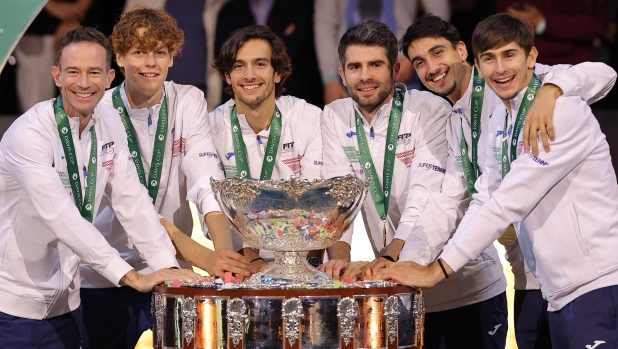 TOPSHOT - The members of team Italy pose with the trophy as they celebrate winning the Davis Cup tennis tournament at the Martin Carpena sportshall, in Malaga on November 26, 2023. (Photo by LLUIS GENE / AFP)