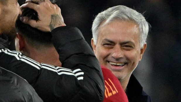 AS Roma's Niccolo Pisilli (C) celebrates with his teammates and his coach Jose' Mourinho (R) after winning the UEFA Europe League group G soccer match between AS Roma and Sheriff Tiraspol at Olimpico stadium in Rome, Italy, 14 December 2023.  ANSA/ETTORE FERRARI