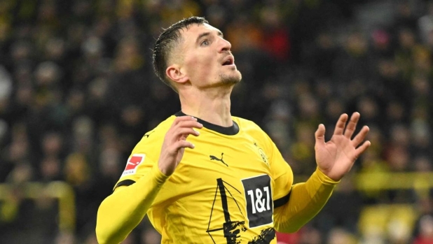 Dortmund's Belgian defender #24 Thomas Meunier celebrates after scoring the equalising goal 1:1 during the German first division Bundesliga football match between BVB Borussia Dortmund and RB leipzig in Dortmund, western Germany on December 9, 2023. (Photo by INA FASSBENDER / AFP) / DFL REGULATIONS PROHIBIT ANY USE OF PHOTOGRAPHS AS IMAGE SEQUENCES AND/OR QUASI-VIDEO