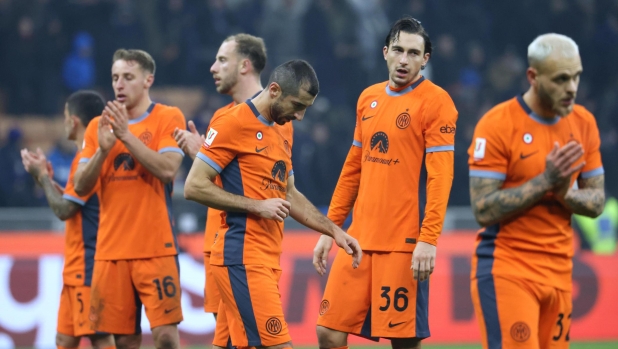 Inters players react at the end of  the Italy Cup round of 16  soccer match between Fc Inter  and Bologna at Giuseppe Meazza stadium in Milan, Italy, 20 December 2023. ANSA / MATTEO BAZZI