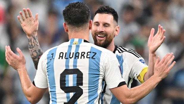 epaselect epa10364289 Julian Alvarez (L) of Argentina celebrates with teammate Lionel Messi after scoring the 3-0 during the FIFA World Cup 2022 semi final between Argentina and Croatia at Lusail Stadium in Lusail, Qatar, 13 December 2022.  EPA/Noushad Thekkayil