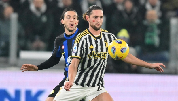 Juventus' Adrien Rabiot and Inter's Mattreo Darmian in action during the italian Serie A soccer match Juventus FC vs FC Inter at the Allianz Stadium in Turin, Italy, 26 november 2023 ANSA/ALESSANDRO DI MARCO