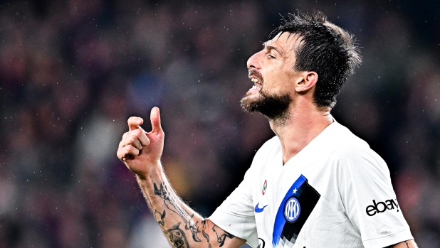 GENOA, ITALY - DECEMBER 29: Francesco Acerbi of Inter reacts during the Serie A TIM match between Genoa CFC and FC Internazionale at Stadio Luigi Ferraris on December 29, 2023 in Genoa, Italy. (Photo by Simone Arveda/Getty Images)