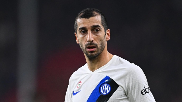 GENOA, ITALY - DECEMBER 29:  Henrikh Mkhitaryan of FC Internazionale in action during the Serie A TIM match between Genoa CFC and FC Internazionale at Stadio Luigi Ferraris on December 29, 2023 in Genoa, Italy. (Photo by Mattia Ozbot - Inter/Inter via Getty Images)