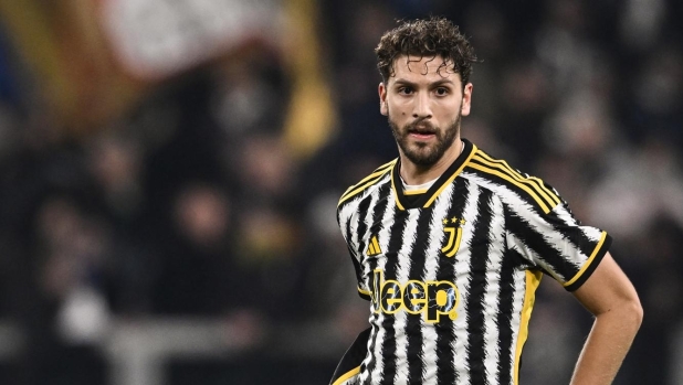 Foto Fabio Ferrari/LaPresse 30 Dicembre 2023 -Torino, Italia - sport - Juventus vs Roma - Campionato italiano di calcio Serie A TIM 2023/2024 - Allianz Stadium. Nella foto:  Manuel Locatelli (Juventus FC);   December 30, 2023 Turin, Italy - sport soccer - Juventus vs Roma - Italian Football Championship League A TIM 2023/2024  - Allianz Stadium  In the pic: Manuel Locatelli (Juventus FC);