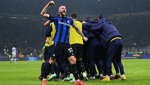 MILAN, ITALY - JANUARY 04:  Edin Dzeko of FC Internazionale celebrates with team-mates after scoring the opening goal during the Serie A match between FC Internazionale and SSC Napoli at Stadio Giuseppe Meazza on January 04, 2023 in Milan, Italy. (Photo by Mattia Ozbot - Inter/Inter via Getty Images)