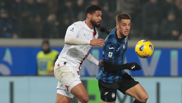 BERGAMO, ITALY - DECEMBER 09: Mario Pasalic of Atalanta BC is challenged by Ruben Loftus-Cheek of AC Milan during the Serie A TIM match between Atalanta BC and AC Milan at Gewiss Stadium on December 09, 2023 in Bergamo, Italy. (Photo by Emilio Andreoli/Getty Images)