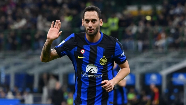 MILAN, ITALY - DECEMBER 23: Hakan Calhanoglu of FC Internazionale greets the fans and leaves the pitch during the Serie A TIM match between FC Internazionale and US Lecce at Stadio Giuseppe Meazza on December 23, 2023 in Milan, Italy. (Photo by Mattia Pistoia - Inter/Inter via Getty Images)