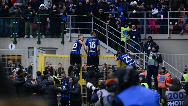 MILAN, ITALY - JANUARY 06:  Davide Frattesi of FC Internazionale celebrates after scoring the goal during the Serie A TIM match between FC Internazionale and Hellas Verona FC at Stadio Giuseppe Meazza on January 06, 2024 in Milan, Italy. (Photo by Mattia Pistoia - Inter/Inter via Getty Images)