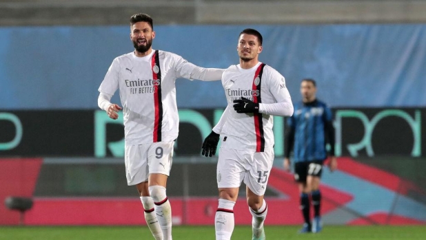 BERGAMO, ITALY - DECEMBER 09: Luka Jovic of AC Milan celebrates with teammate Olivier Giroud (L) after scoring their team's second goal during the Serie A TIM match between Atalanta BC and AC Milan at Gewiss Stadium on December 09, 2023 in Bergamo, Italy. (Photo by Emilio Andreoli/Getty Images)