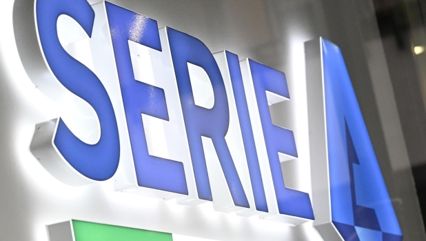 Il logo della Lega Serie A esposto all'entrata della sede delle Lega Calcio, Milano, 8 gennaio 2024. ANSA/DANIEL DAL ZENNARO
