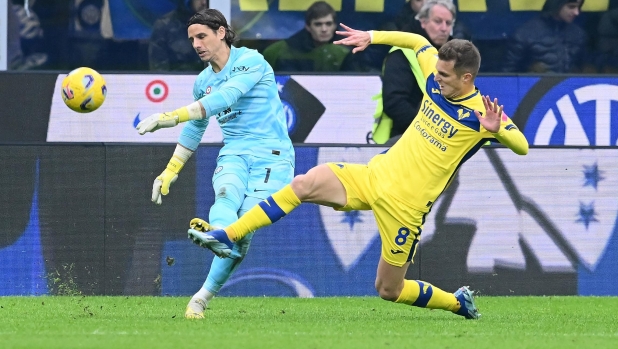 MILAN, ITALY - JANUARY 06:  Yann Sommer of FC Internazionale competes for the ball with Darko Lazovic of Hellas Verona FC during the Serie A TIM match between FC Internazionale and Hellas Verona FC at Stadio Giuseppe Meazza on January 06, 2024 in Milan, Italy. (Photo by Mattia Pistoia - Inter/Inter via Getty Images)