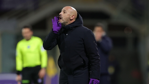 FLORENCE, ITALY - JANUARY 9: Head coach Vincenzo Italiano manager of ACF Fiorentina gestures during the match between of ACF Fiorentina and Bologna FC - Coppa Italia at Stadio Artemio Franchi on January 9, 2024 in Florence, Italy. (Photo by Gabriele Maltinti/Getty Images)