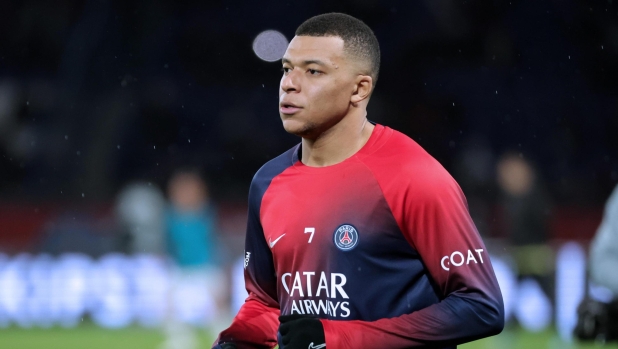 epa11055752 Paris Saint Germain's Kylian Mbappe warms up prior to the the French Supercup Trophee Des Champions match between PSG and Toulouse in Paris, France, 03 January 2024.  EPA/TERESA SUAREZ