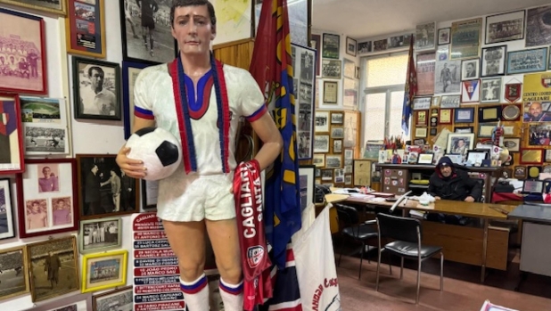 The statue of footballer Gigi Riva in the headquarters of the Cagliari football club in Cagliari, 23 January 2024. Gigi Riva will lie in state at Cagliari football stadium to enable people to pay their respects to the soccer great, who died on Monday at the age of 79, and his funeral will take place at the Sardinian city's Basilica of Our Lady of Bonaria on Wednesday. ANSA/Stefano Ambu