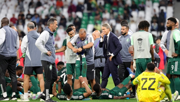 Saudi Arabia's Italian coach Roberto Mancini (C) gestures as his team players stretch while a break during the Qatar 2023 AFC Asian Cup football match between Saudi Arabia and South Korea at Education City Stadium in al-Rayyan, west of Doha, on January 30, 2024. (Photo by Giuseppe CACACE / AFP)