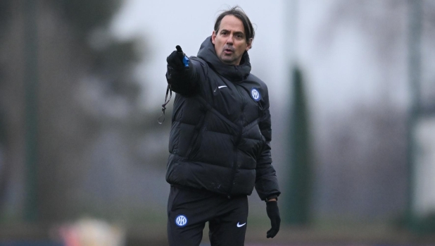 COMO, ITALY - JANUARY 02: Head Coach Simone Inzaghi of FC Internazionale gestures during the FC Internazionale training session at Suning Training Centre at Appiano Gentile on January 02, 2024 in Como, Italy. (Photo by Mattia Pistoia - Inter/Inter via Getty Images)