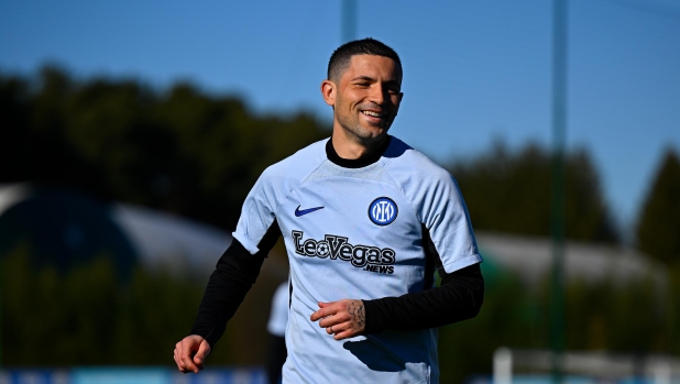 COMO, ITALY - JANUARY 27: Stefano Sensi of FC Internazionale in action during the FC Internazionale training session at the club's training ground Suning Training Center at Appiano Gentile on January 27, 2024 in Como, Italy. (Photo by Mattia Ozbot - Inter/Inter via Getty Images)