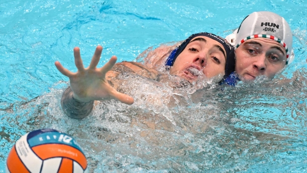 epa11083018 Zoltan Pohl (R) of Hungary vies for the ball with Edoardo Di Somma of Italy during the LEN Men's European Water Polo Championships match for the bronze medal between Hungary and Italy in Zagreb, Croatia, 16 January 2024.  EPA/Tibor Illyes HUNGARY OUT