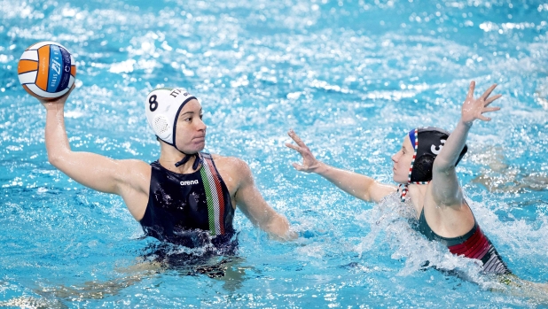 Italy's Roberta Bianconi (L) fights for the ball with Hungary's Vanda Valyi (R) during the quarter-final European Water Polo Championship women's match between Italy and Hungary at the Pieter van den Hoogenband Swimming Stadium in Eindhoven, on January 9, 2024. (Photo by Sander Koning / ANP / AFP) / Netherlands OUT