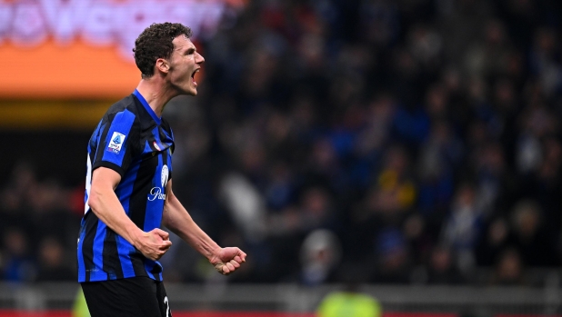 MILAN, ITALY - FEBRUARY 04: Benjamin Pavard of FC Internazionale celebrates their team's first goal during the Serie A TIM match between FC Internazionale and Juventus - Serie A TIM  at Stadio Giuseppe Meazza on February 04, 2024 in Milan, Italy. (Photo by Mattia Ozbot - Inter/Inter via Getty Images)