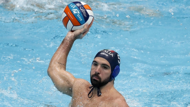 epa11057351 Andrea Fondelli of Italy (L)  in action against Stefan Pjesivac of  Georgia  (R) during the LEN Men's Water Polo European Championship first round Group B match between Georgia and Italy in Zagreb, Croatia, 04 January 2024.  EPA/ANTONIO BAT