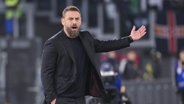 ROME, ITALY - FEBRUARY 05: AS Roma coach Daniele De Rossi  during the Serie A TIM match between AS Roma and Cagliari - Serie A TIM  at Stadio Olimpico on February 05, 2024 in Rome, Italy. (Photo by Luciano Rossi/AS Roma via Getty Images)