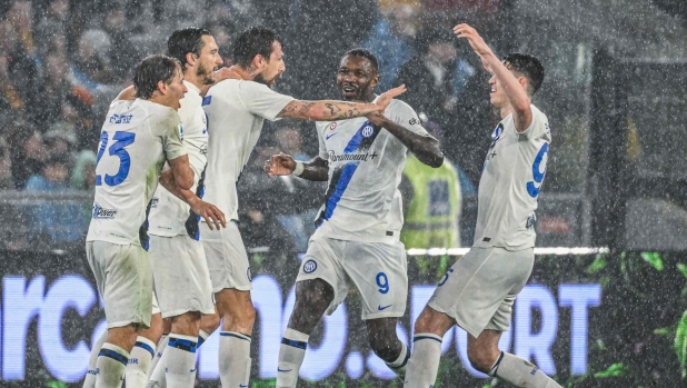 Inter Milan's Italian defender #15 Francesco Acerbi (3rdL) celebrates with Inter Milan's French forward #09 Marcus Thuram (C) and teammates after opening the scoring during the Italian Serie A football match between AS Roma and Inter Milan at the Olympic stadium in Rome on February 10, 2024. (Photo by Alberto PIZZOLI / AFP)
