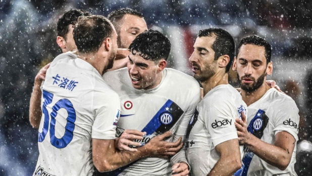 TOPSHOT - Inter Milan's Italian defender #95 Alessandro Bastoni (C) and teammates celebrates at the end of the Italian Serie A football match between AS Roma and Inter Milan at the Olympic stadium in Rome on February 10, 2024. (Photo by Alberto PIZZOLI / AFP)