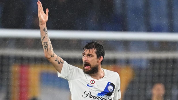 ROME, ITALY - FEBRUARY 10:  Francesco Acerbi of FC Internazionale celebrates  after scoring the goal during the Serie A TIM match between AS Roma and FC Internazionale - Serie A TIM  at Stadio Olimpico on February 10, 2024 in Rome, Italy. (Photo by Mattia Ozbot - Inter/Inter via Getty Images)