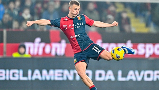 GENOA, ITALY - FEBRUARY 11: Albert Gudmundsson of Genoa is seen in action during the Serie A TIM match between Genoa CFC and Atalanta BC - Serie A TIM at Stadio Luigi Ferraris on February 11, 2024 in Genoa, Italy. (Photo by Simone Arveda/Getty Images)